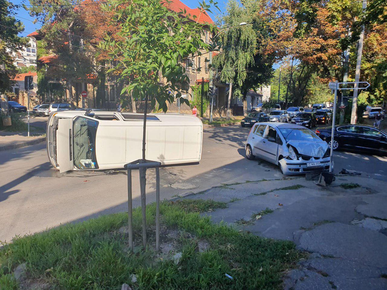 Foto Accident N Centrul Chi In Ului N Urma Impactului Un Microbuz