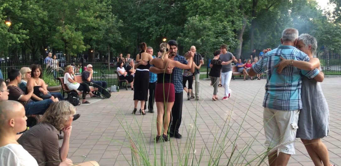 Tago sub cerul liber, Un grup de tineri au dansat pasional, Parcul Valea Trandafirilor din capitală, silvia radu