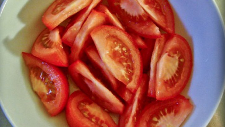 Adaugă acest ingredient în salata de roşii, Îi vei schimba complet gustul, mincare