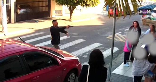 socant, Un bărbat înarmat care a încercat să jefuiască câțiva copii din fața unei școli, a fost împușcat mortal de o mamă