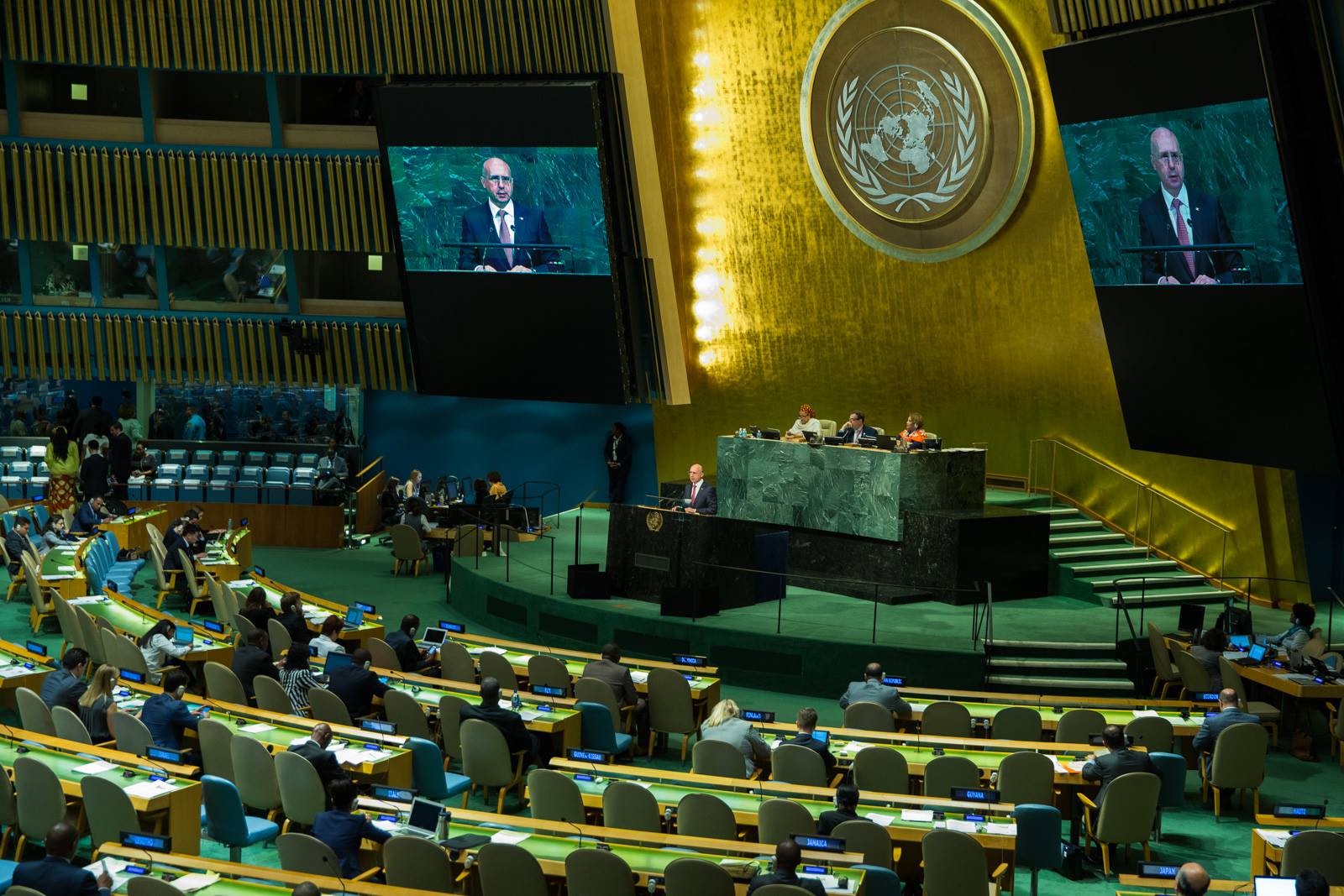 Оон 1985. Зал Генеральной Ассамблеи ООН. Генассамблея ООН 2022. Генеральная Ассамблея ООН 1995. Ассамблея ООН 1985.