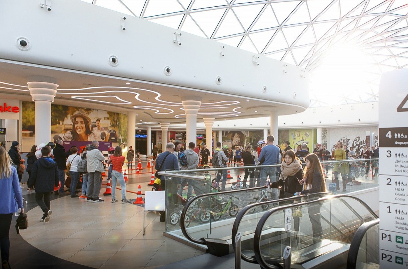 O tânără a căzut de la etajul 3 al unui centru comercial, în timp ce își făcea un selfie, accident mortal, politia, malldova chisinau, moarte tragica
