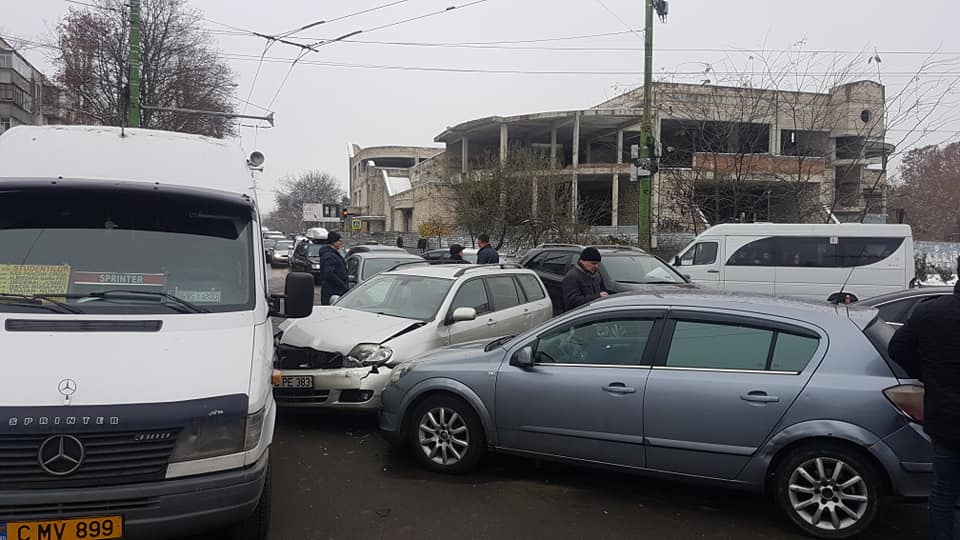 5 mașini s-au lovit pe o stradă din sectorul Botanica al Capitalei, accident rutierm politia chisinau, regulamentul circulatiei rutiere moldova