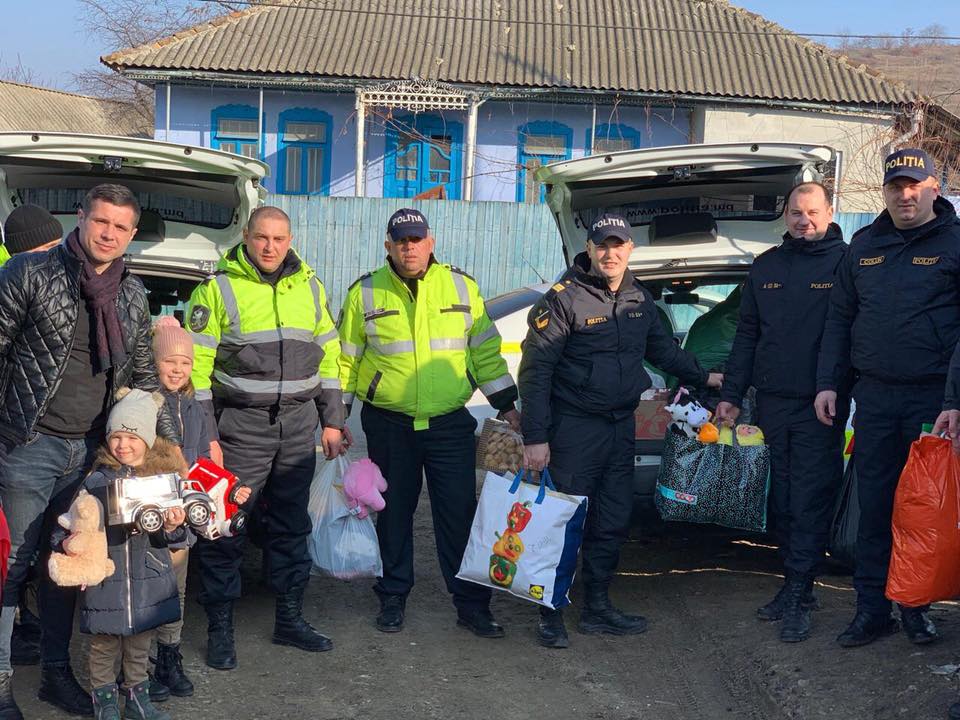 Zi cu soare pentru 6 copii din Orhei crescuți doar de tată, Polițiștii le-au adus cadouri, inp inspectoratul national de patrulare, politia moldova alexandru pinzari, guvernul filip pdm, partidul democrat, plahotniuc edelweiss
