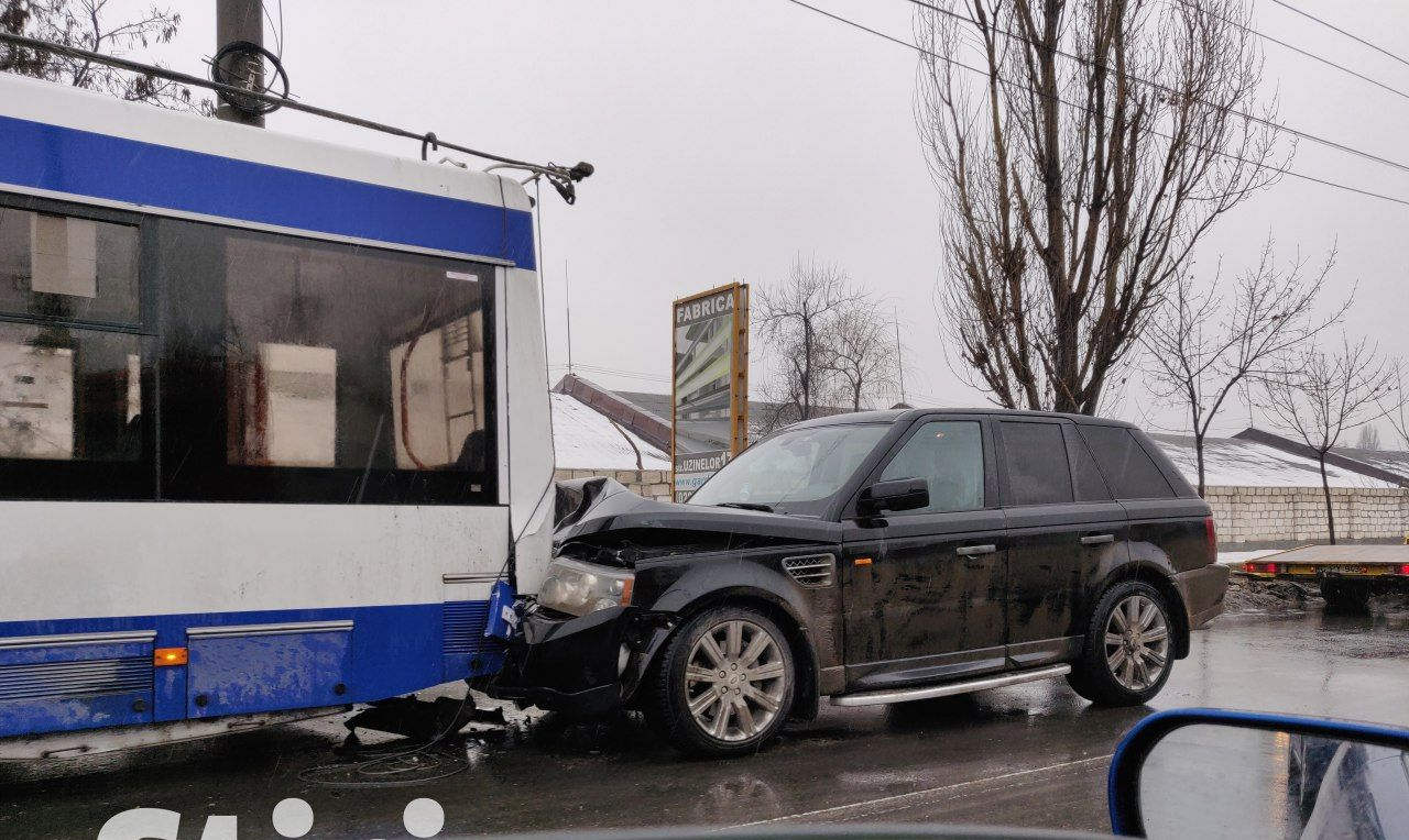 Un Range Rover a lovit din spate un troleibuz, pe o stradă din Chișinău, republica moldova, accident rutier, politia capitalei, trolebuzul 22 buiucani botanica,
