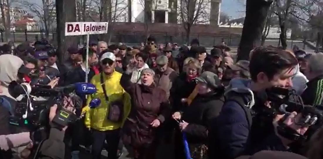 O femeie strigă disperată în fața Parlamentului, Îi face hoți pe deputații din blocul ACUM, pas maia sandu, platforma da ialoveni, andrei nastase deputat in parlament, blocul acum se destrama in doua fractiuni,