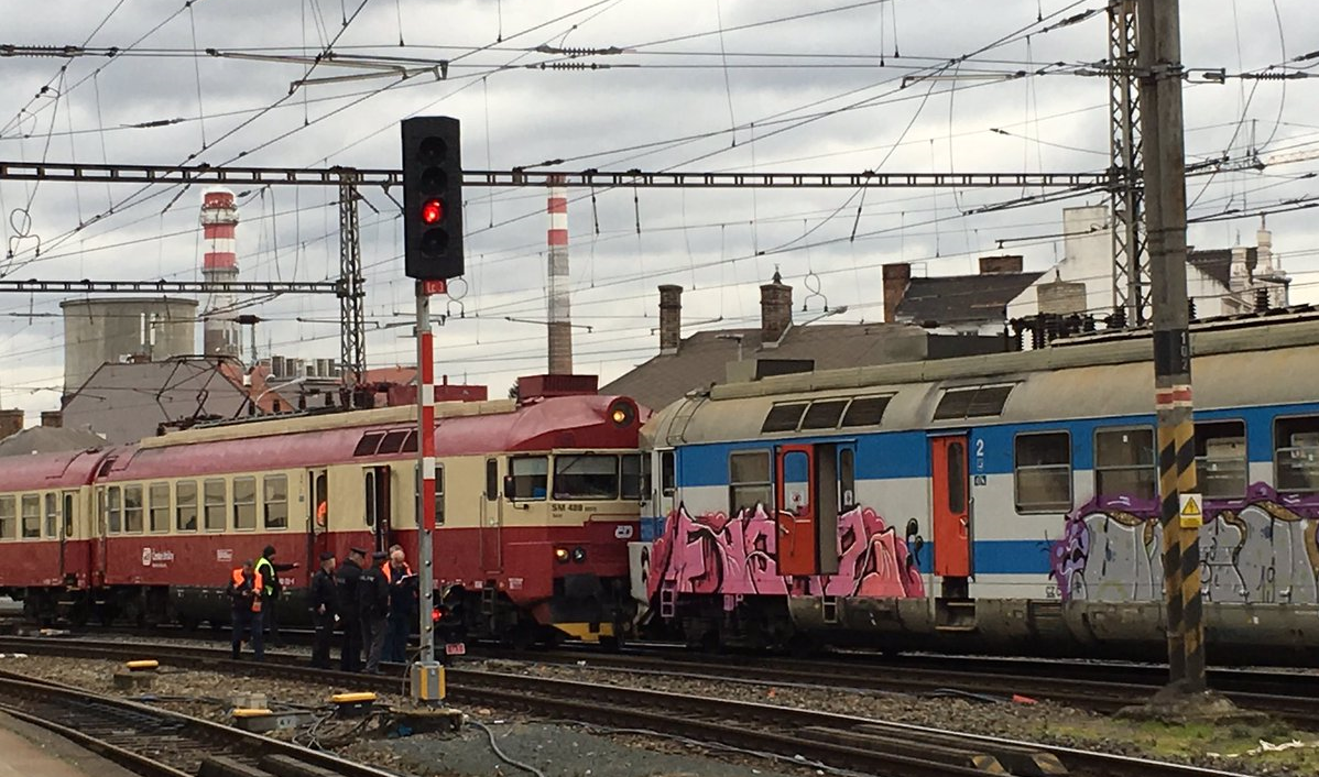 Două trenuri de pasageri s-au ciocnit în Cehia, 21 de oameni sunt răniți, accident feroviar, europa transport public, ue bruxelles, cehia praga