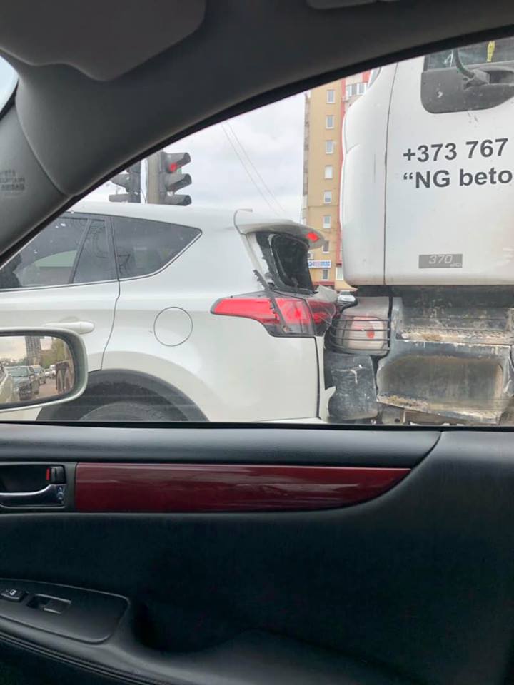 Accident pe str. Mihai Viteazu din Capitală, Un camion a lovit un automobil 4x4, politia moldova, sofer neatent la volan, rcr moldova 