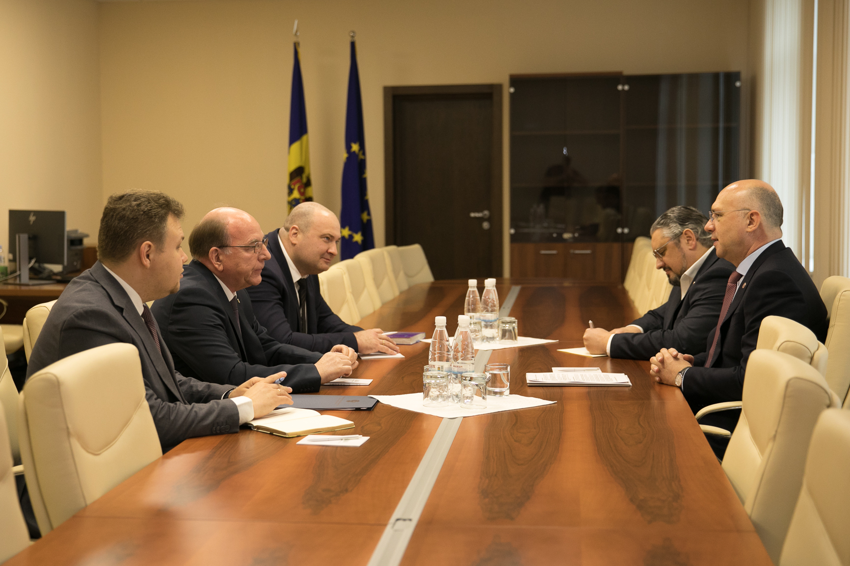 Preşedintele fracţiunii PDM din Parlament Pavel Filip, filip a discutat cu ambasadorul Rusiei la Chişinău Oleg Vasneţov, partidul democrat din moldova, plahotniuc dodon putin,