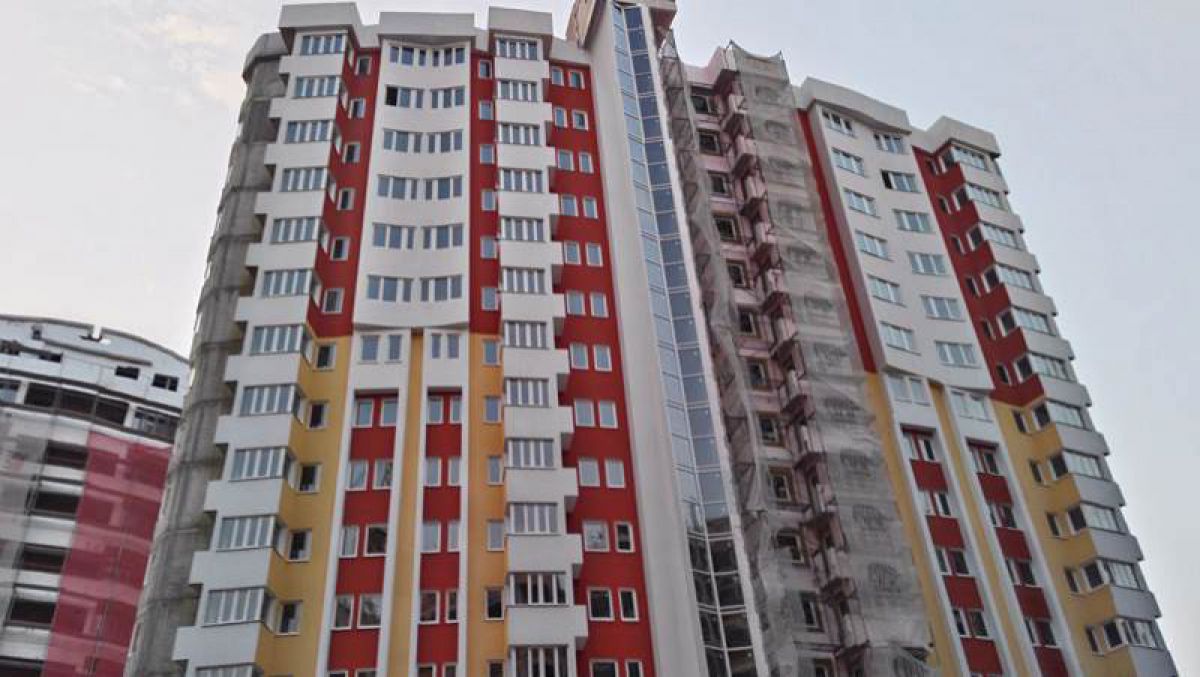 Mai multe familii au fost amăgite de o companie de construcții, care aparține unui apropiat de-a lui igor Dodon, Igor Crapivca economistul si bunul prieten al lui Dodon, au chisinau oamenii au ramas fara apartamente,