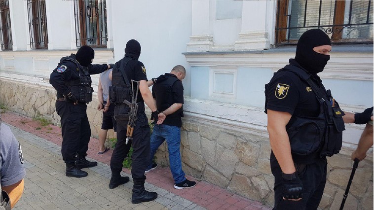 Patru persoane puse la pământ, mascații de la Fulger, retrinere chisinau, Inspectoratul Național de Investigații,