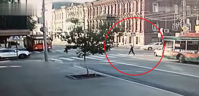 Momentul când un pieton care traversa strada a fost lovit de o mașină cu peste 100 km la oră, accident rutier, politia investigheaza cazul, si-a pierdut viata intr-un accident rutier,
