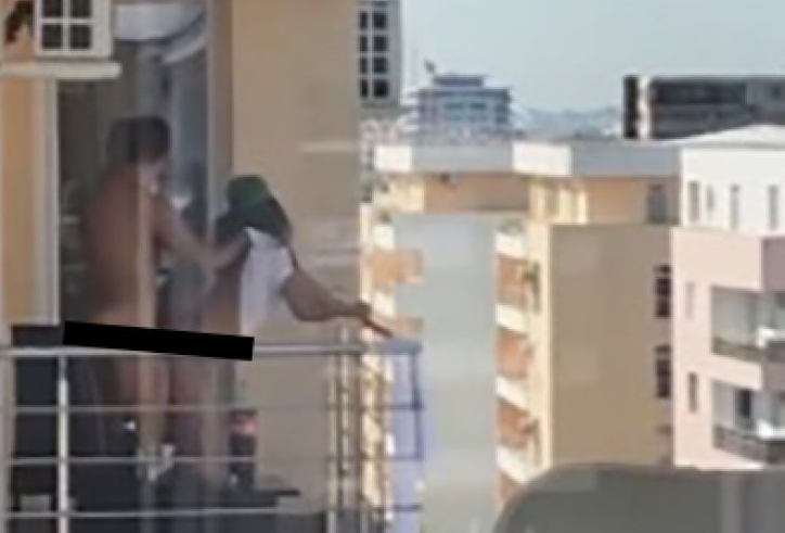 Doi tineri au fost surprinși făcând sex la balcon, sex ziua în amiaza mare, sex in public, tineri fara inhibitii, filme porno, video erotic,