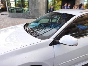 Mașini stropite cu beton