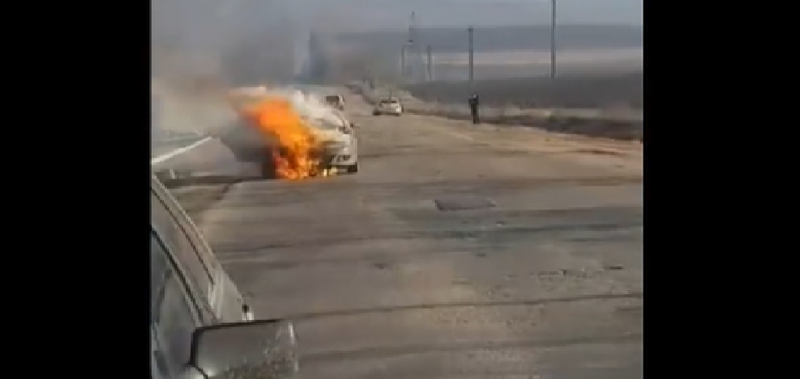 Mașină arde