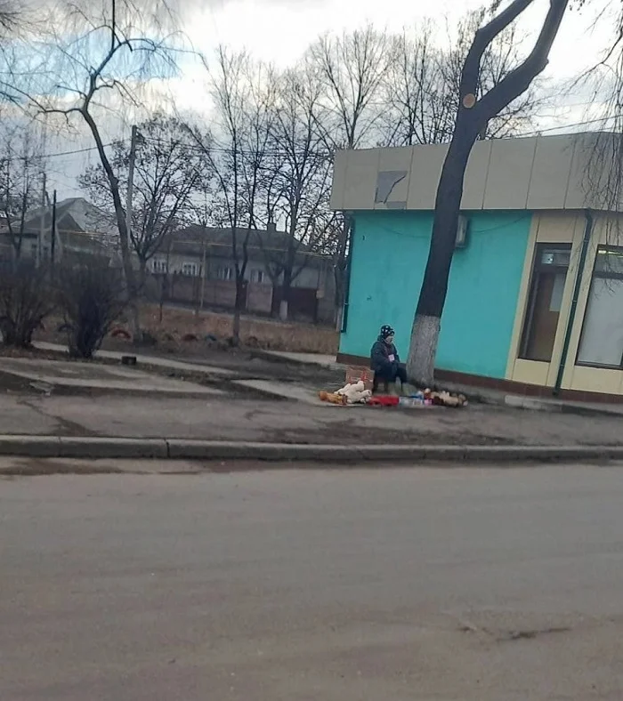 FOTO// Un minor din Bălți își vinde propriile jucării în stradă