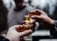 Două minore de 15 ani au fost internate după ce au fost găsite consumând alcool într-o casă nelocuită din sudul țării