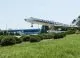 Avionul Tu-134A-3 instalat ca monument în fața Aeroportului Internațional Chișinău, simbol al aviației civile