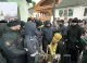 Grup de persoane pătrunzând forțat în biserica din Dereneu, însoțiți de preoți și poliție