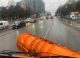 Autospeciale și muncitori municipali acționând pe străzile din Chișinău în condiții de polei și ghețuș