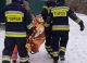 Salvatori IGSU tractând ambulanțe și îndepărtând obstacole cauzate de condiții meteorologice nefavorabile