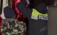 Polițiștii au transportat pe jos, cu o pătură, un bărbat rănit până la ambulanță, în Strășeni