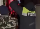 Polițiștii au transportat pe jos, cu o pătură, un bărbat rănit până la ambulanță, în Strășeni