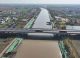 Pod în construcție prăbușit în râul Tongyu, cu muncitori și utilaje căzute în apă