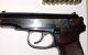 Un bărbat a fost depistat la vamă cu un pistol traumatic și muniție nedeclarate
