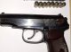 Un bărbat a fost depistat la vamă cu un pistol traumatic și muniție nedeclarate