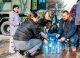 Militarii Brigăzii „Moldova” distribuie apă locuitorilor din Bălți