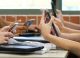 Polonia interzice telefoanele mobile în școlile primare din 1 septembrie 2026