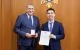Mihai Popșoi i-a conferit ambasadorului Cosmin Dinescu medalia „Meritul Diplomatic” la încheierea mandatului