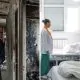 FOTO // Nicușor Dan a vizitat locul exploziei de la Galați și s-a întâlnit cu victimele dronei căzute peste un bloc
