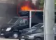 VIDEO // O motocicletă a luat foc în Chișinău. Flăcările au afectat și două automobile parcate în apropiere