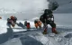 Record pe Everest: 274 de alpiniști au ajuns pe cel mai înalt vârf al lumii într-o singură zi