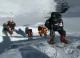 Record pe Everest: 274 de alpiniști au ajuns pe cel mai înalt vârf al lumii într-o singură zi