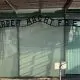 În Bavaria, un datornic a fost arestat după ce a amplasat o replică a porții de la Auschwitz lângă fisc