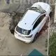 FOTO // O mașină a căzut într-o groapă formată după surparea asfaltului în Chișinău, cauzată de o avarie la apeduct