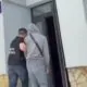 VIDEO // Doi tineri de 18 ani, reținuți în flagrant într-o schemă de escrocherie. O femeie a fost convinsă să ia un credit de peste 390 000 de lei