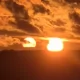 VIDEO // Fenomen spectaculos pe cerul Moldovei: Locuitorii din Strășeni au surprins „doi sori” în același timp
