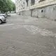 FOTO // Primăria Chișinău a reparat curtea de pe strada Buiucani 6, cu amenajări și marcaje pentru parcări