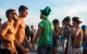 Turiștii riscă amenzi de 150 de euro în stațiunile franceze dacă merg fără tricou pe stradă