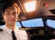 Un instructor de zbor s-a aruncat din avion în timpul unui zbor de instruire. Eleva a aterizat singură aeronava