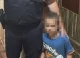 Un copil de 3 ani găsit singur pe o stradă din sectorul Botanica din capitală a fost readus în siguranță în familie
