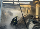 Incendiu puternic la un depozit din Sîngerei: Pompierii au salvat tone de brichete și 50 de găini
