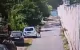 VIDEO // A spart geamul unei mașini și a furat telefoane și bani. Un bărbat din Cricova, reținut de polițiști