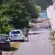 VIDEO // A spart geamul unei mașini și a furat telefoane și bani. Un bărbat din Cricova, reținut de polițiști