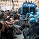 Proteste violente în Bologna după moartea unui imigrant marocan. Zeci de agenți ai poliției au fost răniți