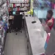 VIDEO // A furat o baterie externă dintr-un magazin din Chișinău. Un bărbat de 34 de ani riscă până la 5 ani de închisoare